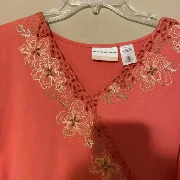 Alfred Dunner Woman 3X Pullover Short Sleeve Blouse with Floral Embordered - Picture 3 of 6